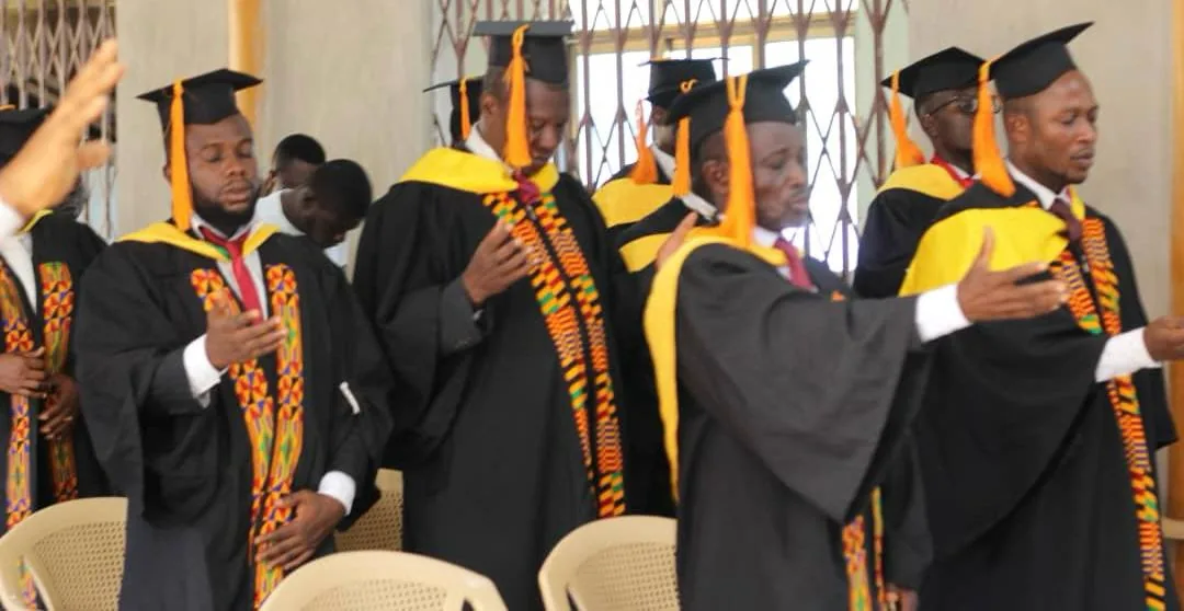 Students in worship and prayer during a PWSM session